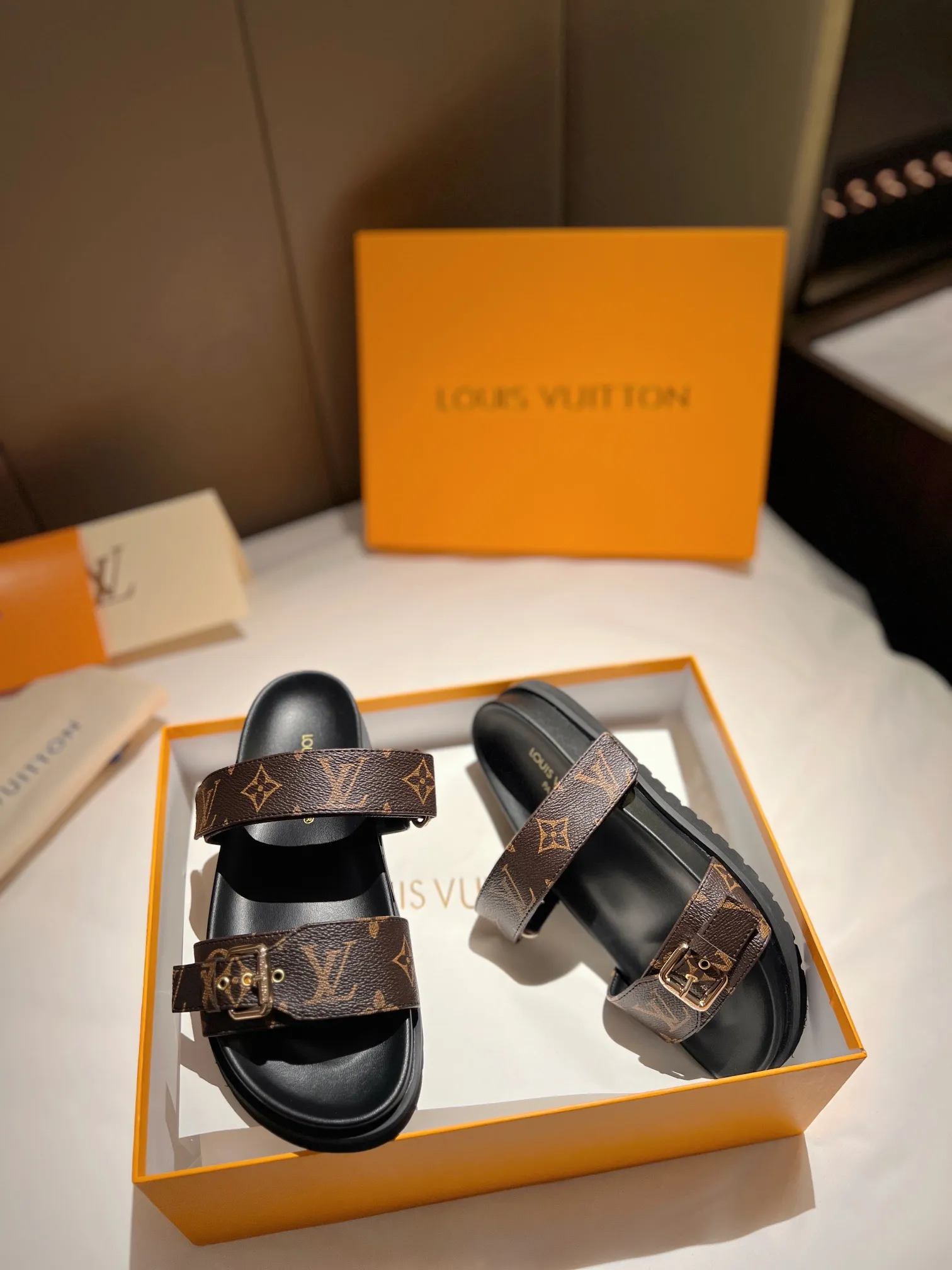 👟👟Ex-factory price P👟👟Ex-factory price P380👟👟 LV | Louis Vuitton ²⁰²³ 𝐬𝐬 🧡💚2023 spring and summer new style top version⚠️ The counter features the latest hot-selling slippers, hard goods are new🆕 ❥Purchase level! Full of high-end feel! A popular model among bloggers at home and abroad, it’s retro and fashionable and looks amazing on your feet! Mainly recommended model on the official website★ ━━━━━ ЅᏇєєt ━━━━━ ▪️Upper: original custom-made presbyopic fabric ▪️Lining: imported sheep leather ▪️Outsole: original ultra-light foam sole ▪️Shoe size: 35 to 43